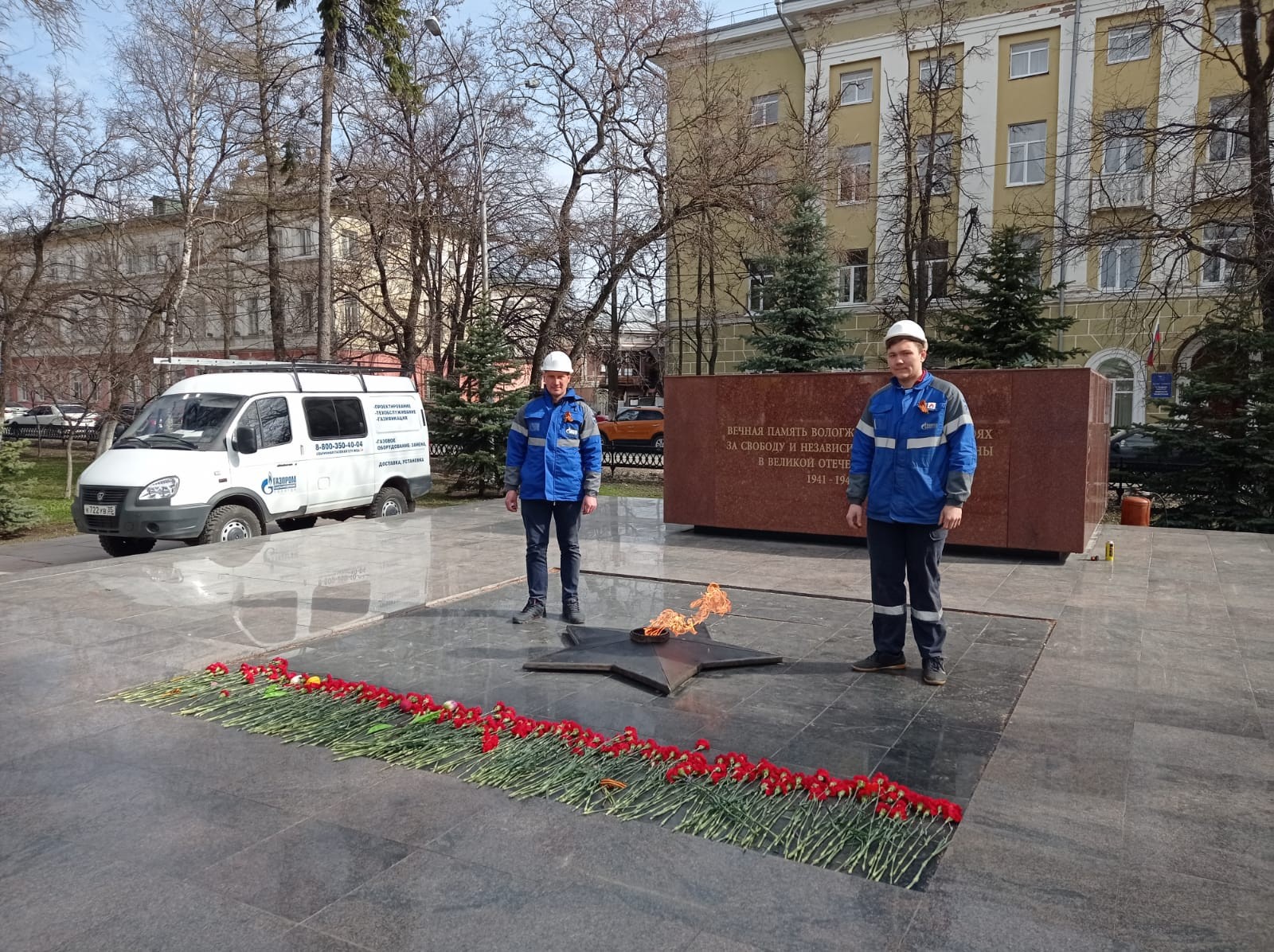 Вологодские газовики провели техобслуживание мемориала «Вечный огонь Славы»