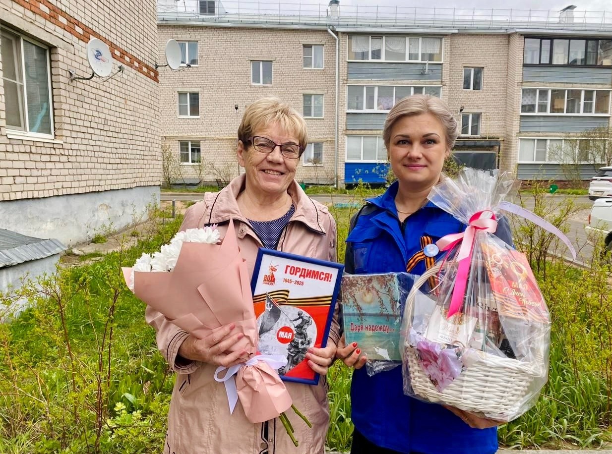 В канун 80-летия Великой Победы сотрудники АО «Газпром газораспределение Вологда» поздравили ветеранов газовой отрасли в Вологде, Череповце и Бабаево. Фаине Васильевне Рыжаковой, Валентине Павловне Петровой и Ядвиге Викентьевне Верезуб вручили цветы и под