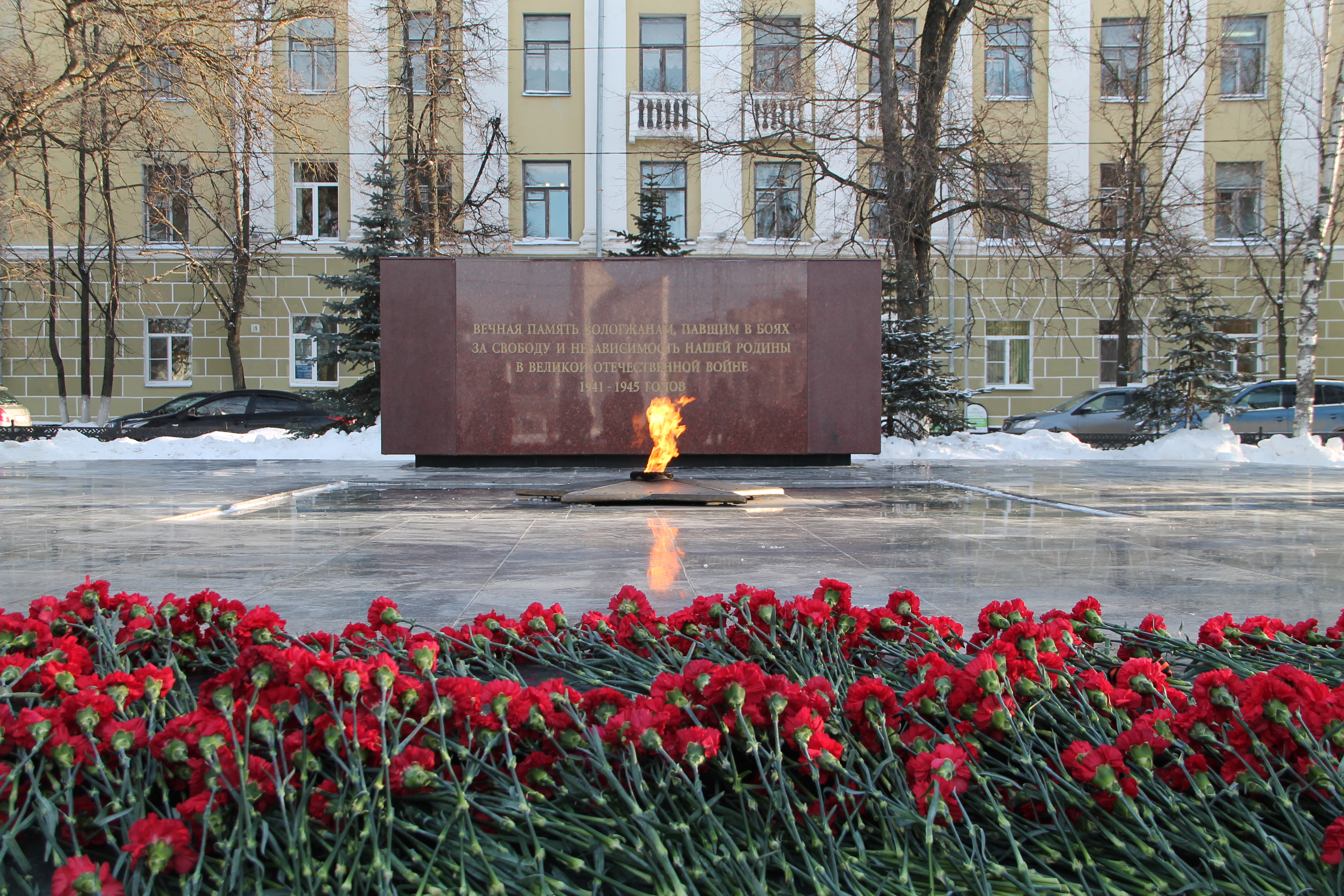 Вологодские газовики возложили цветы к мемориалу «Вечный огонь» накануне Дня защитника Отечества