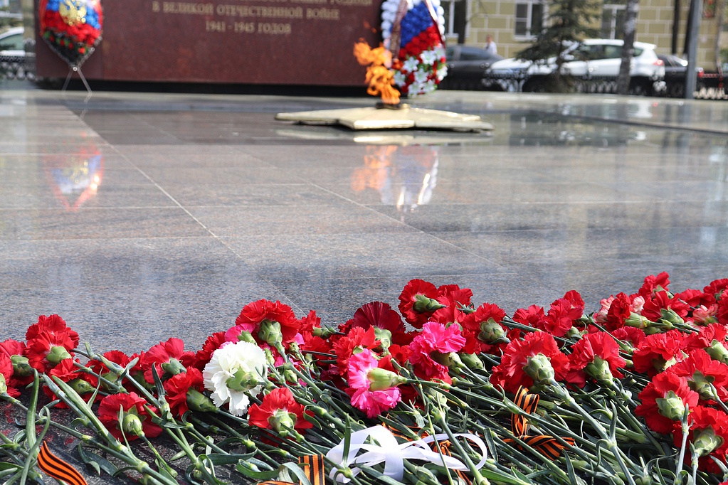 Вологодские газовики накануне Дня Победы возложили цветы к мемориалу «Вечный огонь»