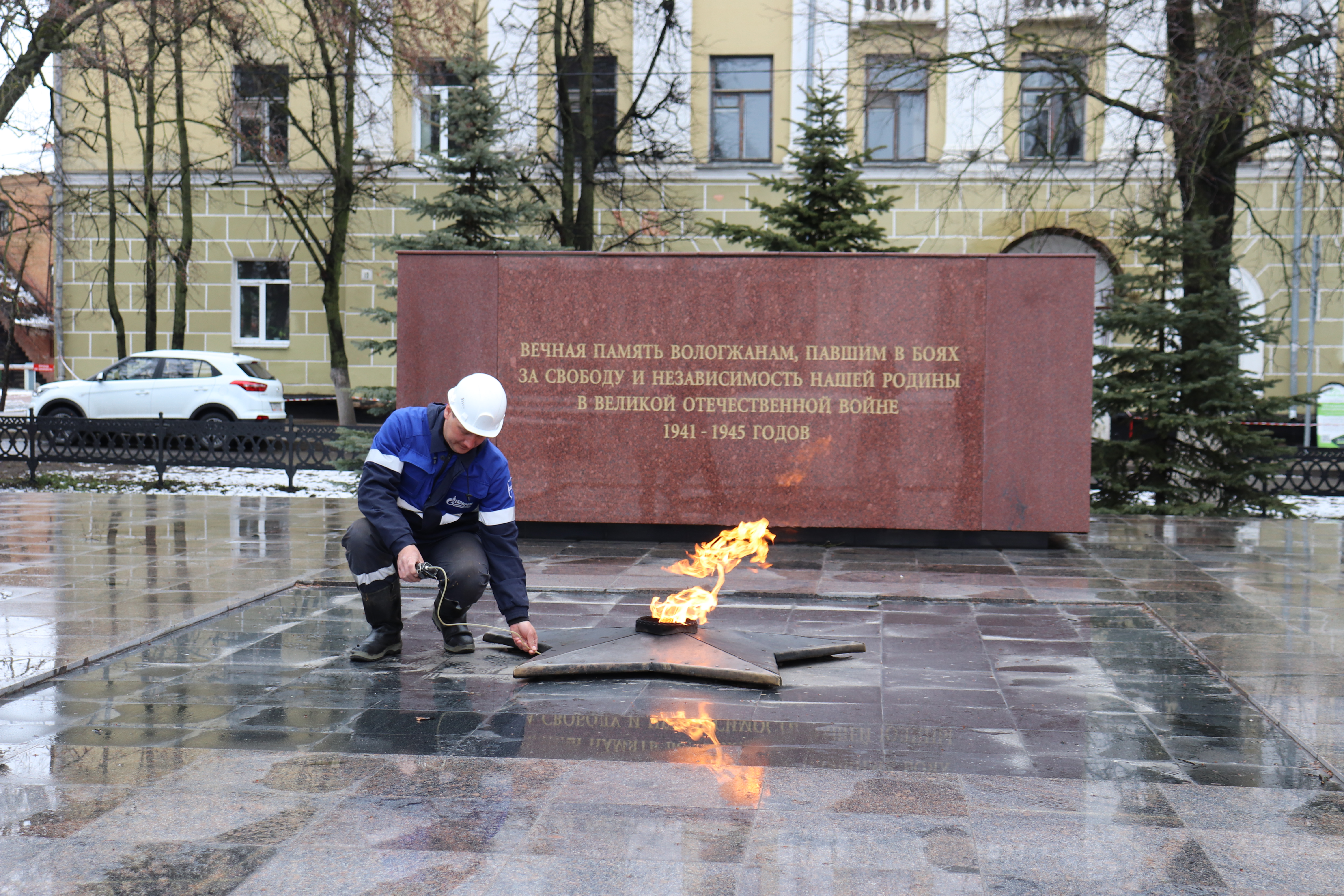 Специалисты «Газпром газораспределение Вологда» провели техническое обслуживание мемориалов «Вечный огонь»