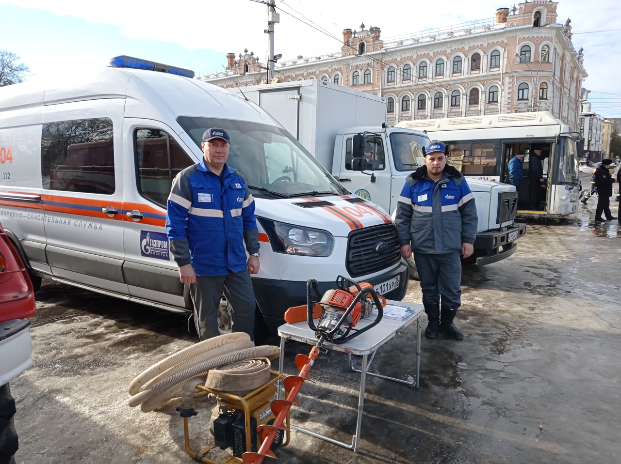 Вологодские газовики показали возможности спецтехники для работы в условиях паводка