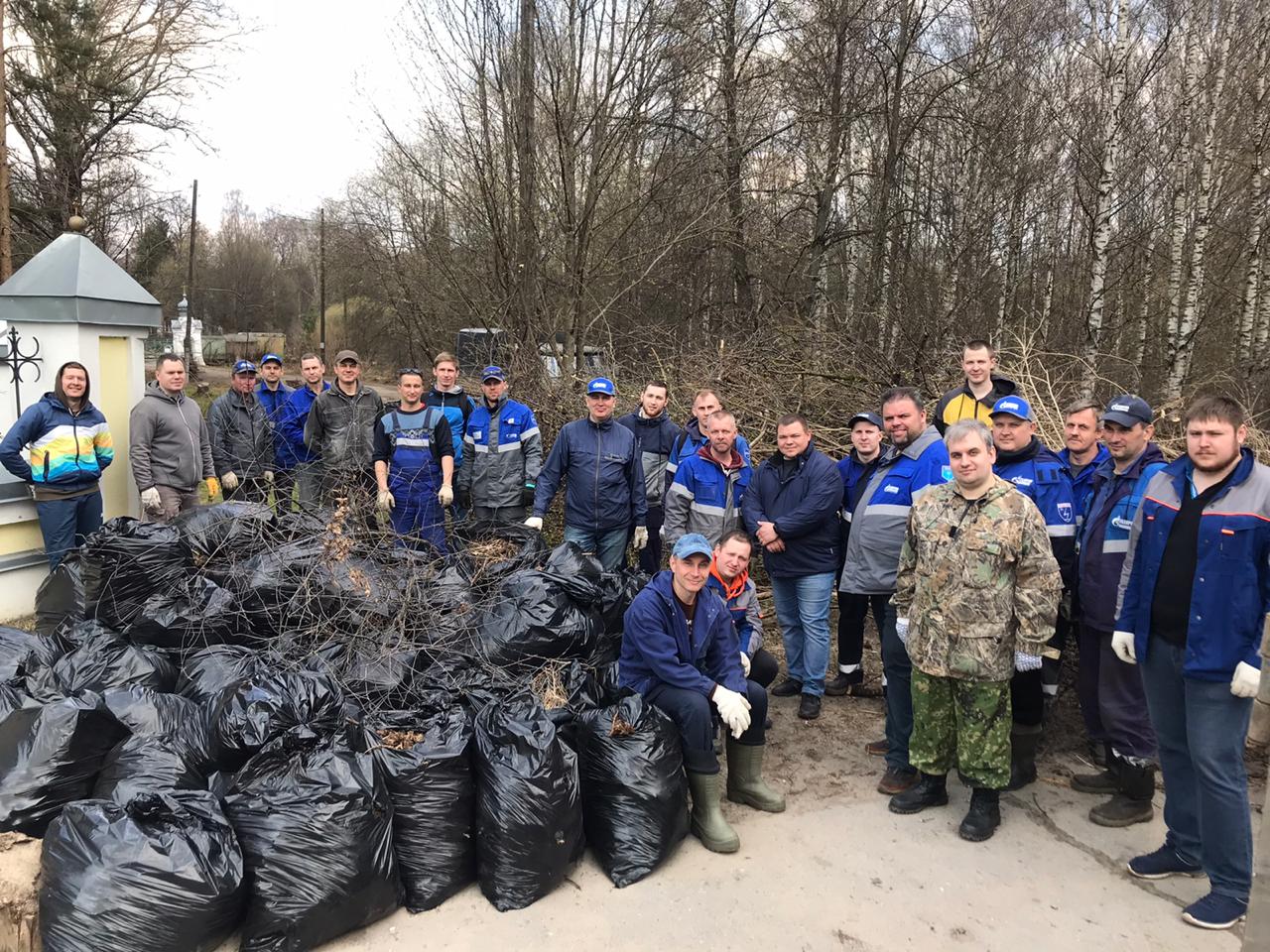 Несколько десятков мешков мусора вывезли газовики с территории парка Мира